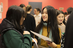 Internationale Studierende spielen ein Kennlernbingo.