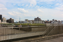Mittagspause Zusehen ist vom Dach aus die Skyline von Tokyo.
