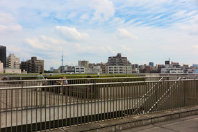 Zusehen ist vom Dach aus die Skyline von Tokyo.