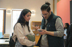 2 internationale Studierende unterhalten sich im IBZ