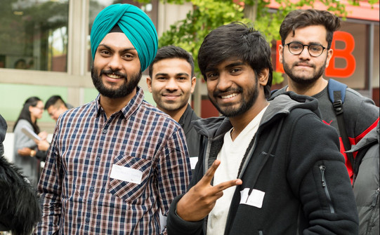 Ein Sikh, ein Inder und zwei weitere internationale Studierende vor dem Internationalen Begegnungszentrum (IBZ)