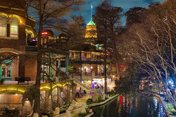 Buntes Lichterspiel am River Walk in San Antonio
