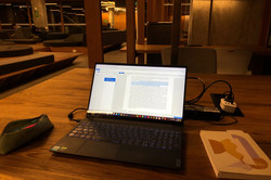 Library Hier sieht man einen Laptop auf einem hölzernen Schreibtisch.