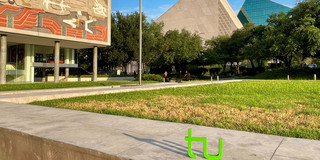 Travelling_TU_Monterrey Bild mit TU-Logo und einem Universitätsgelände im Hintergrund