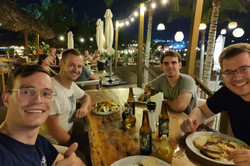 Abendessen Zusehen sind Jonas B. und seine Freunde beim Abendessen am Strand