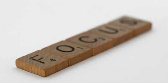 Buchstabenplättchen "focus" Buchstaben, die das Wort "focus" zeigen
