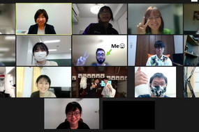 Ein Gruppenfoto eines Zoom-Meetings.