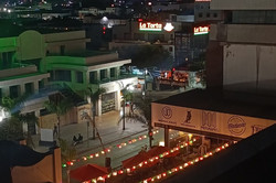 Es ist dunke und man erkennt einige Häuser unf funkelnde Lichter.