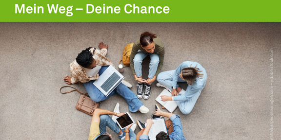Talentscouts MWDC Veranstaltungsflyer. Oben ist ein Bild mit Menschen, die in einer Gruppe sitzen und mit einander sprechen. Unten stehen die Veranstaltungsdetails: Wann? 3. Juni 2025 um 17.30 Uhr. Findet Online statt.