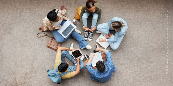 Talentscouts MWDC Veranstaltungsflyer. Oben ist ein Bild mit Menschen, die in einer Gruppe sitzen und mit einander sprechen. Unten stehen die Veranstaltungsdetails: Wann? 3. Juni 2025 um 17.30 Uhr. Findet Online statt.