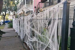 Halloween Decoration Auf dem Bild sieht man einen dekorierten Zaun für Halloween