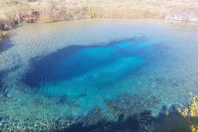 Zusehen ist ein Teich in Cuatro Cienegas, mit verschiedenen Blautönen