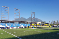 Foto aus einem Stadium aufgenommen mit einem Berg im Hintergrund