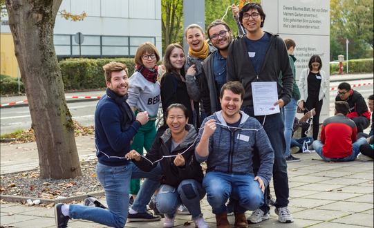 Eine Gruppe internationaler Studierender vor dem Internationalen Begegnungszentrum (IBZ)