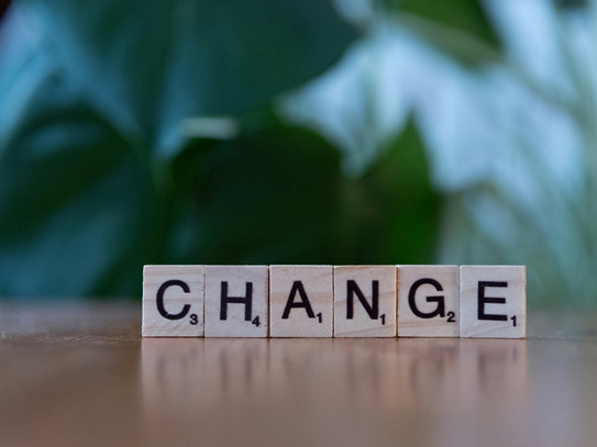 Scrabble-Steine, die zusammen das Wort "Change" formen.