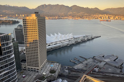 Vancouver Hier sieht man Hochhäuser, einen Hafen und das Meer.