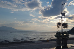 Lake Chapala Hier sieht man einen riesigen See bei bewölktem Himmel.