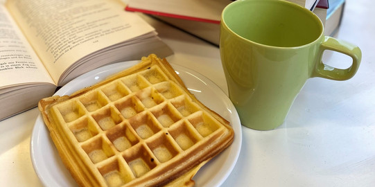 Waffel, Tasse und Bücher