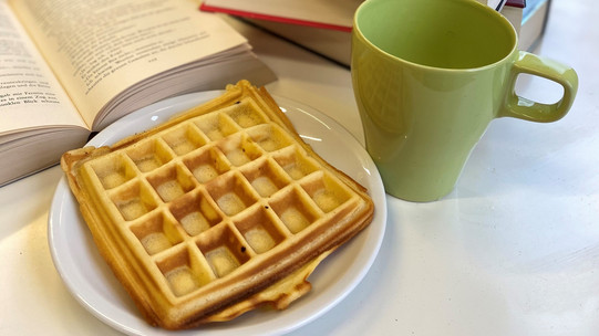 Waffel, Tasse und Bücher