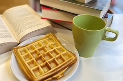 Eat and Read Waffel, Tasse und Bücher