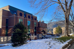 Der Campus ist noch immer leicht mit Schnee bedeckt. Auf dem Weg zu meinen Business-Kursen in der Peacock Hall, laufe ich am Biologiegebäude vorbei. Rundherum sind die Appalachen zu sehen. 