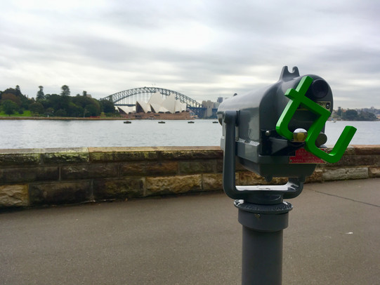 TU Logo vor dem Opernhaus in Sydney
