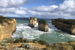 Loch Ard Gorge Hier sieht man Felsen und Klippen am Meer.