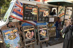Food Truck mit bunten Schildern