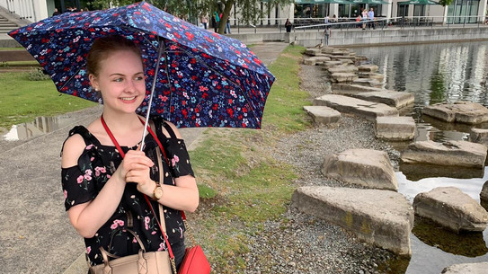 Sabrina unter einem bunten Regenschirm