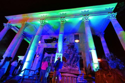 Mortuary House Auf dem Bild sieht man eine Halloween-Parade