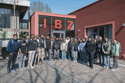Eine Gruppe internationaler Studierender steht vor dem IBZ zu einem Gruppenfoto