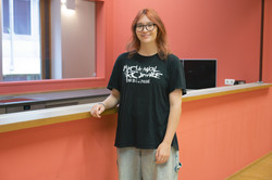 Klara Herchenröder Junge Frau im Foyer des IBZ