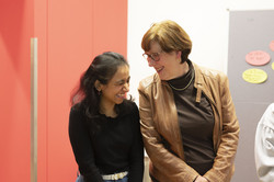 Mentee und Mentorin lachen gemeinsam beim Tandem2Job 2023 Mid-Term Meeting