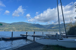 Lake Whatcom Hier sieht man ein Segelboot am Wasser.