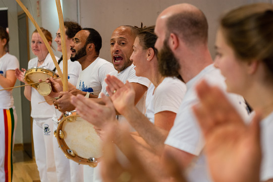 Eine Capoeira Gruppe bei einem Auftritt im Internationalen Begegnungszentrum (IBZ)