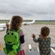 2 Kinder am Flughafen schauen sich Flugzeuge an