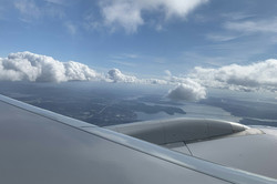 Hier sieht man einen Blick aus einem Flugzeug auf Wolken. 