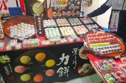 Daifuku Hier sieht man einen gut mit Süßigkeiten befüllten Markstand.
