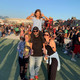 Testimonial Vivian Steinhäuser Eine vierköpfige Familie steht bei einem Konzert / Festival auf einer Wiese.