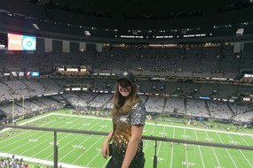 Im Vordergrund sieht man Lisa S. und im Hintergrund das Stadion