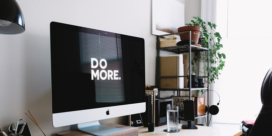 Computer Bildschirm mit der Schrift "Do More"