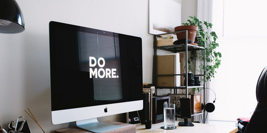 Computer Bildschirm mit der Schrift "Do More"