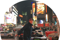 Florian steht einbeinig am Time Square, NYC
