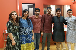 Acht internationale Studierende aus Indien, die in die Kamera schauen und lächeln im Internationalen Begegnungszentrum (IBZ)