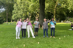 Das Bild zeigt eine Gruppe an Studierenden im Park.