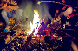 Sitzkreis um ein Lagerfeuer