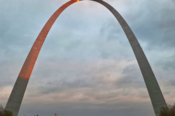 Hier sieht man einen riesigen Bogen, der St. Louis Arch heißt. 