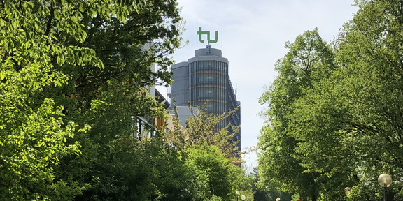 Blick auf den Mathetower auf dem Campus Nord
