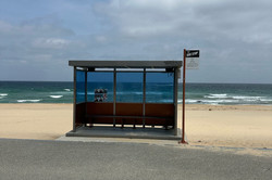 Hier sieht man eine Bushaltestelle am Strand. 