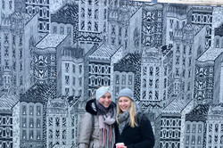 Lydia mit einer Freundin vor einer Straßenmalerei in New York
